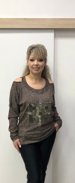 Бежево-коричневый джемпер со стразовой отделкой по груди и вырезами по плечам.