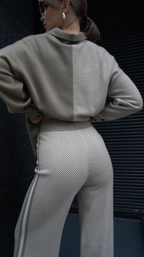 Трикотажный костюм в цвете хаки с брюками