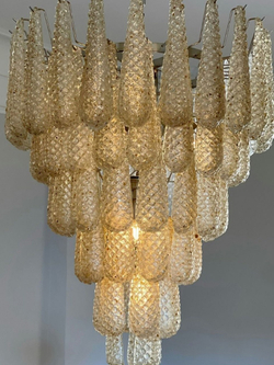 Эффектная люстра с каскадом фактурных стеклянных подвесок ✨