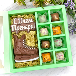 Шоколадный подарок "С Днем Тренера. Хоккей": фигурка и 8 конфет ручной работы