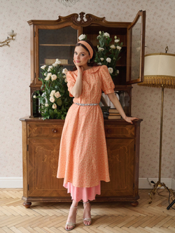 Платье с отложным воротником