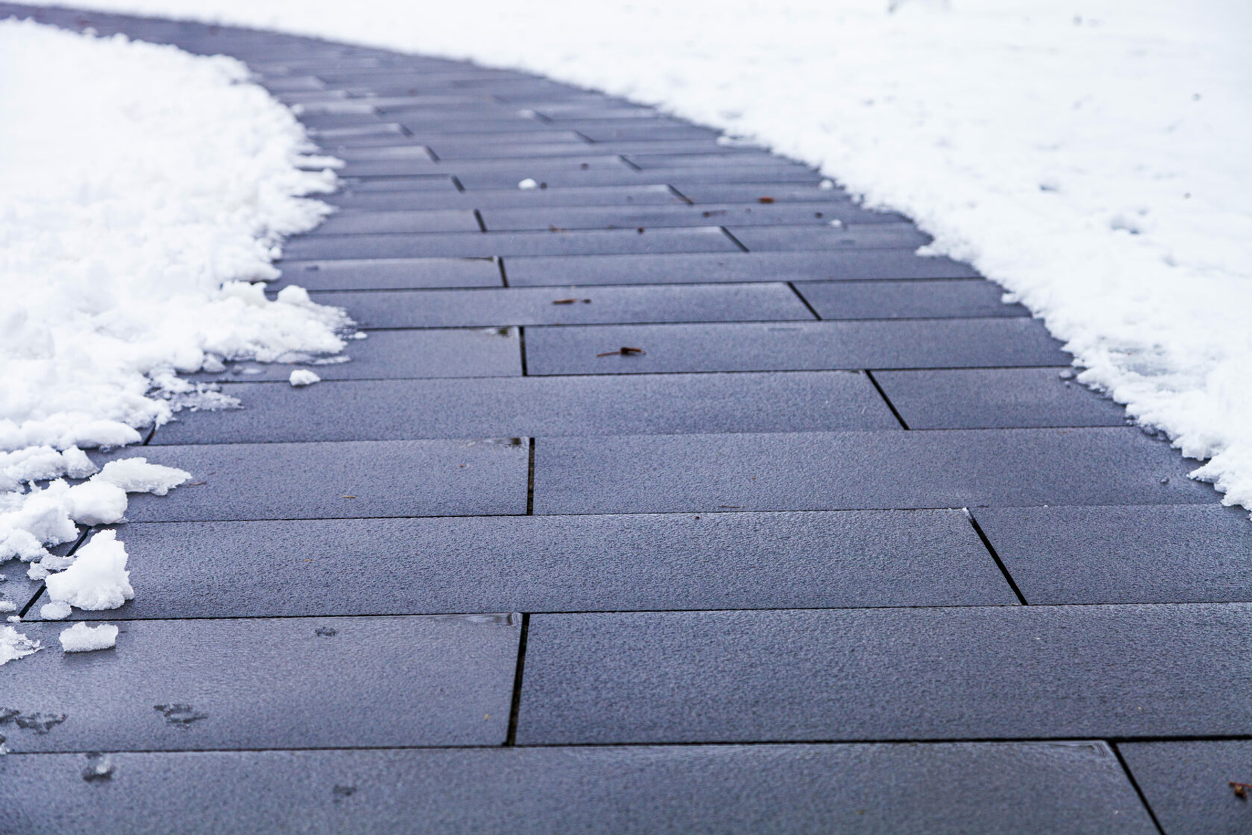 Уход за тротуарной плиткой зимой: чистка снега без повреждений покрытия