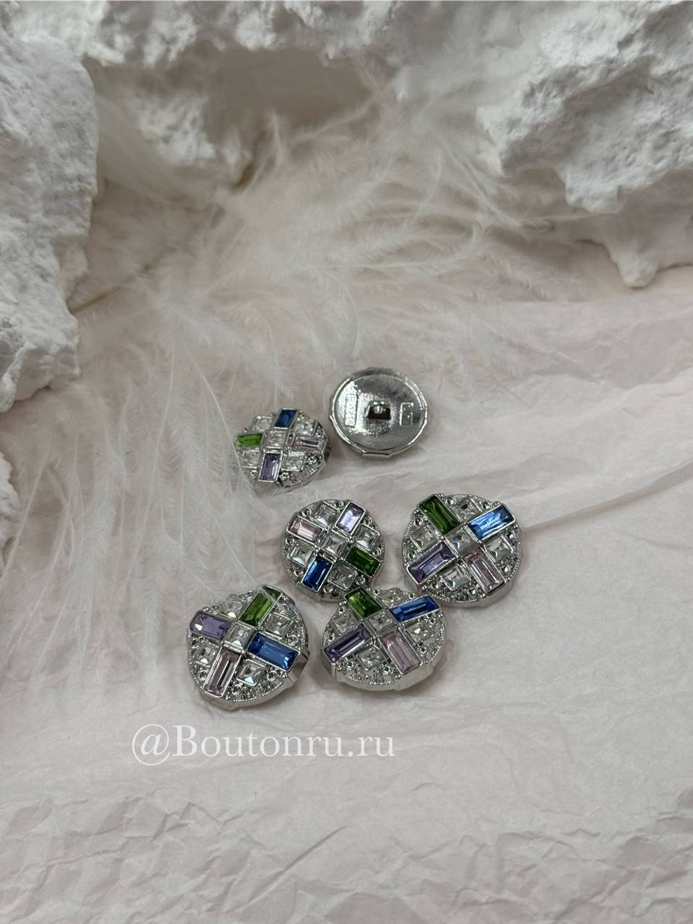 Пуговицы серебристые с разноцветными камнями стразами