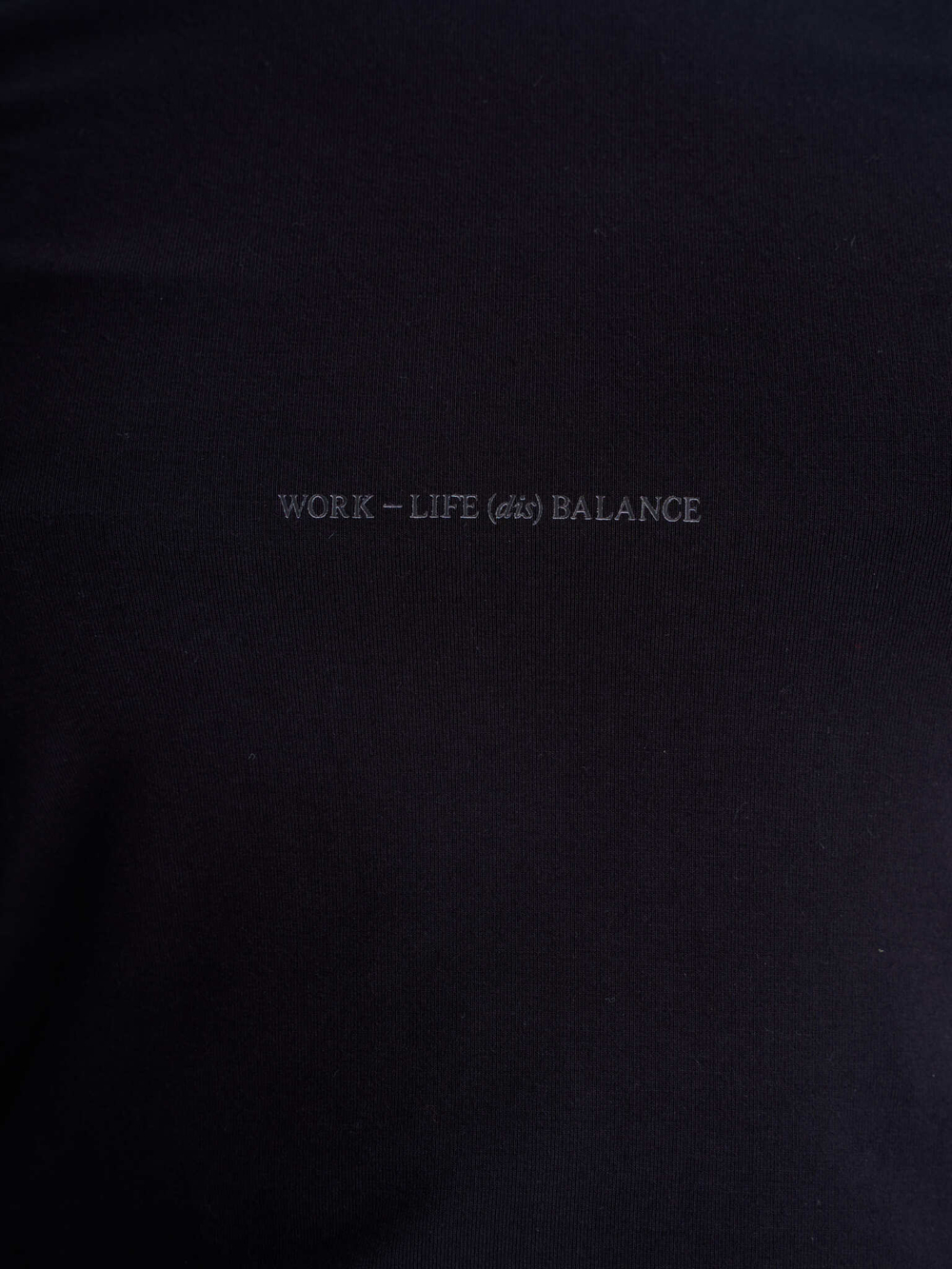 Лонгслив приталенный "(dis)balance" черный