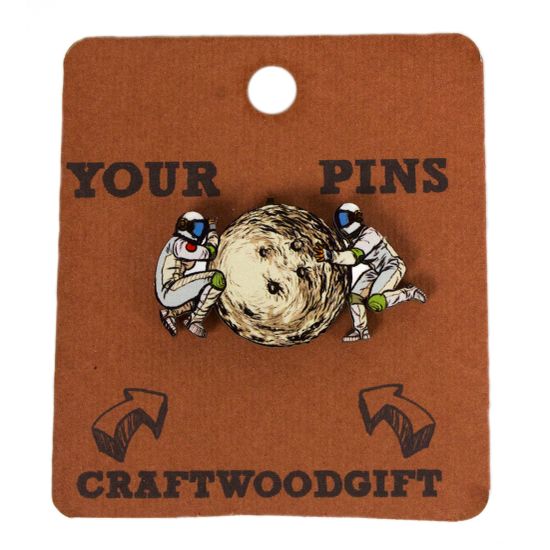 Деревянный значок. Мы на Луне