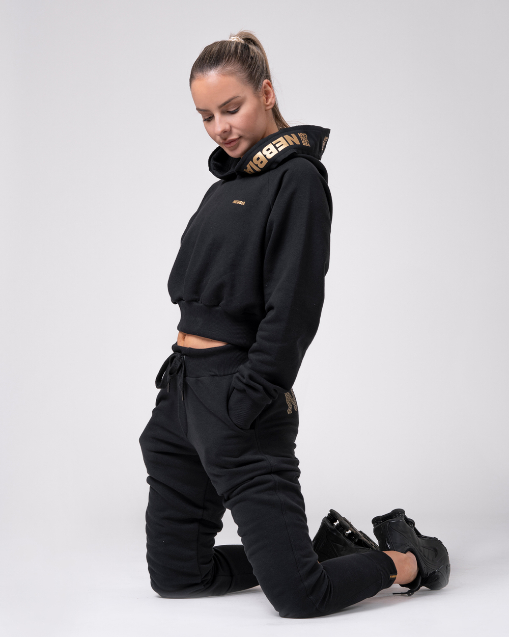 Укороченная толстовка Nebbia 824 Golden Cropped Hoodie