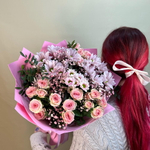 Нежный розовый букет из кустовых роз, кустовых хризантем ромашек, гипсофилы и зелени