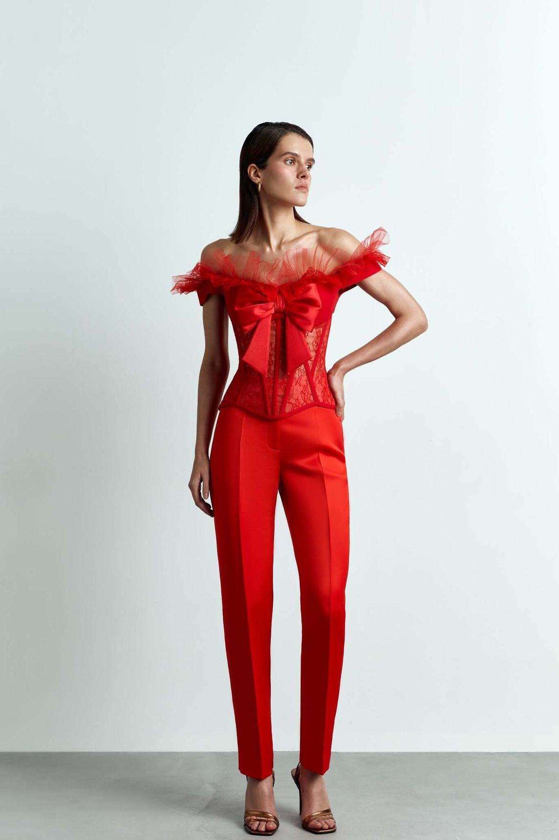 Tоп корсетного типа из крепа и кружева с рюшами и бантом