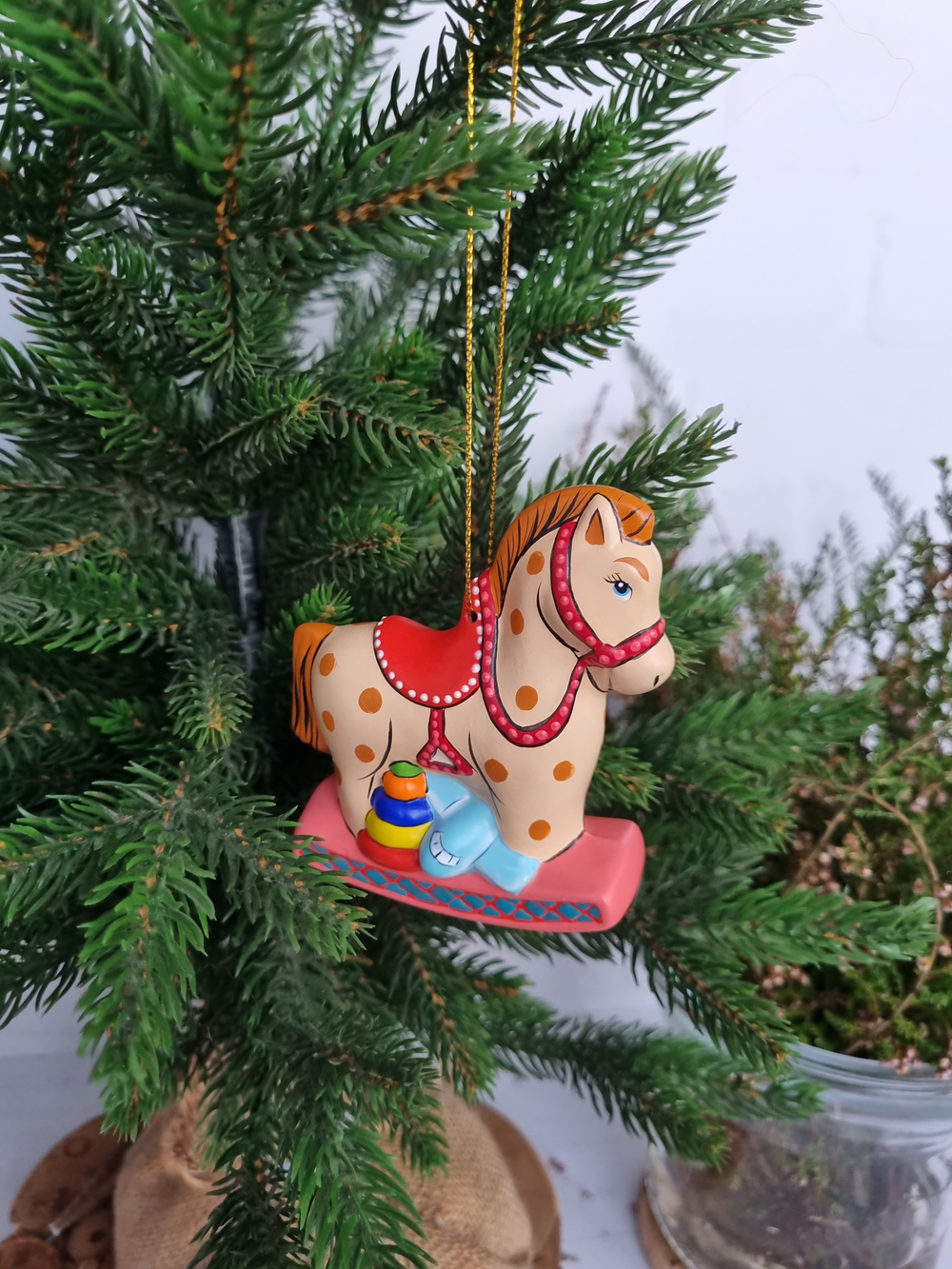 Лошадка с игрушками ёлочная игрушка из фарфора