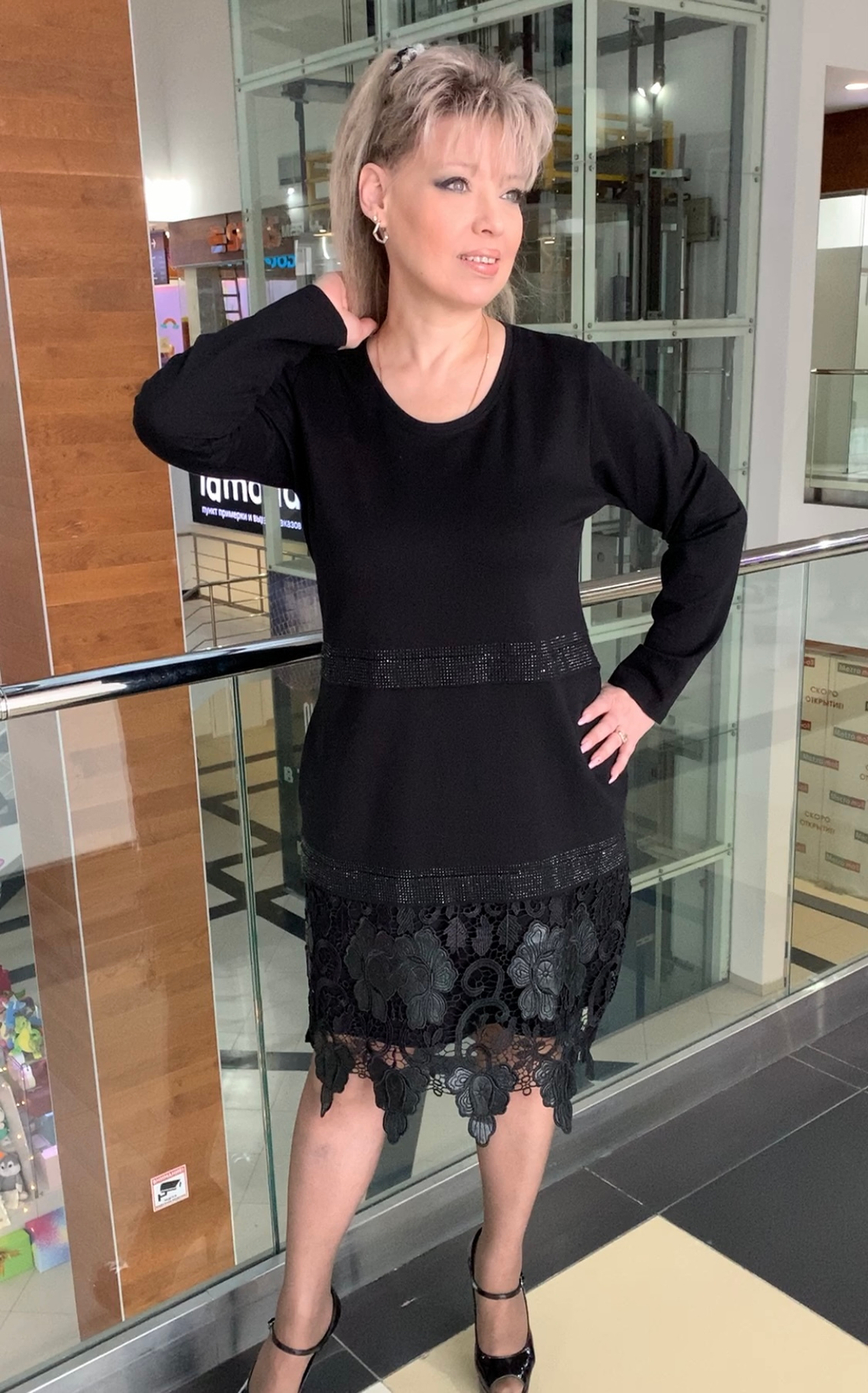 Трикотажное черное платье со стразами и ажурным низом