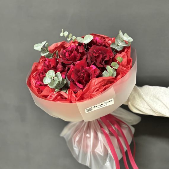 Букет из 5 красных французских роз с эвкалиптом