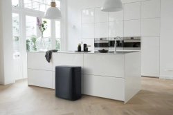 Brabantia Контейнер для мусора Bo Touch 60 л матовый черный