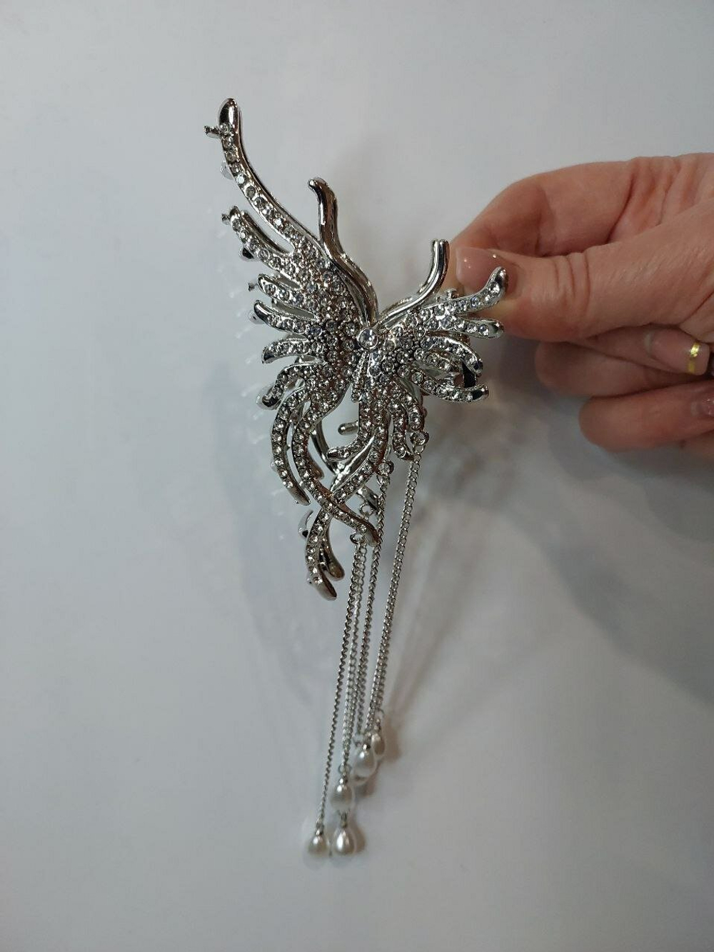 Заколка-краб для волос "Пушистая бабочка" со стразами. Цвет серебро