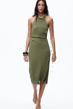 ZARA ПЛАТЬЕ ИЗ РЕЛЬЕФНОЙ ТКАНИ С ГОРЛОВИНОЙ ХАЛТЕР, ЗЕЛЕНЫЙ