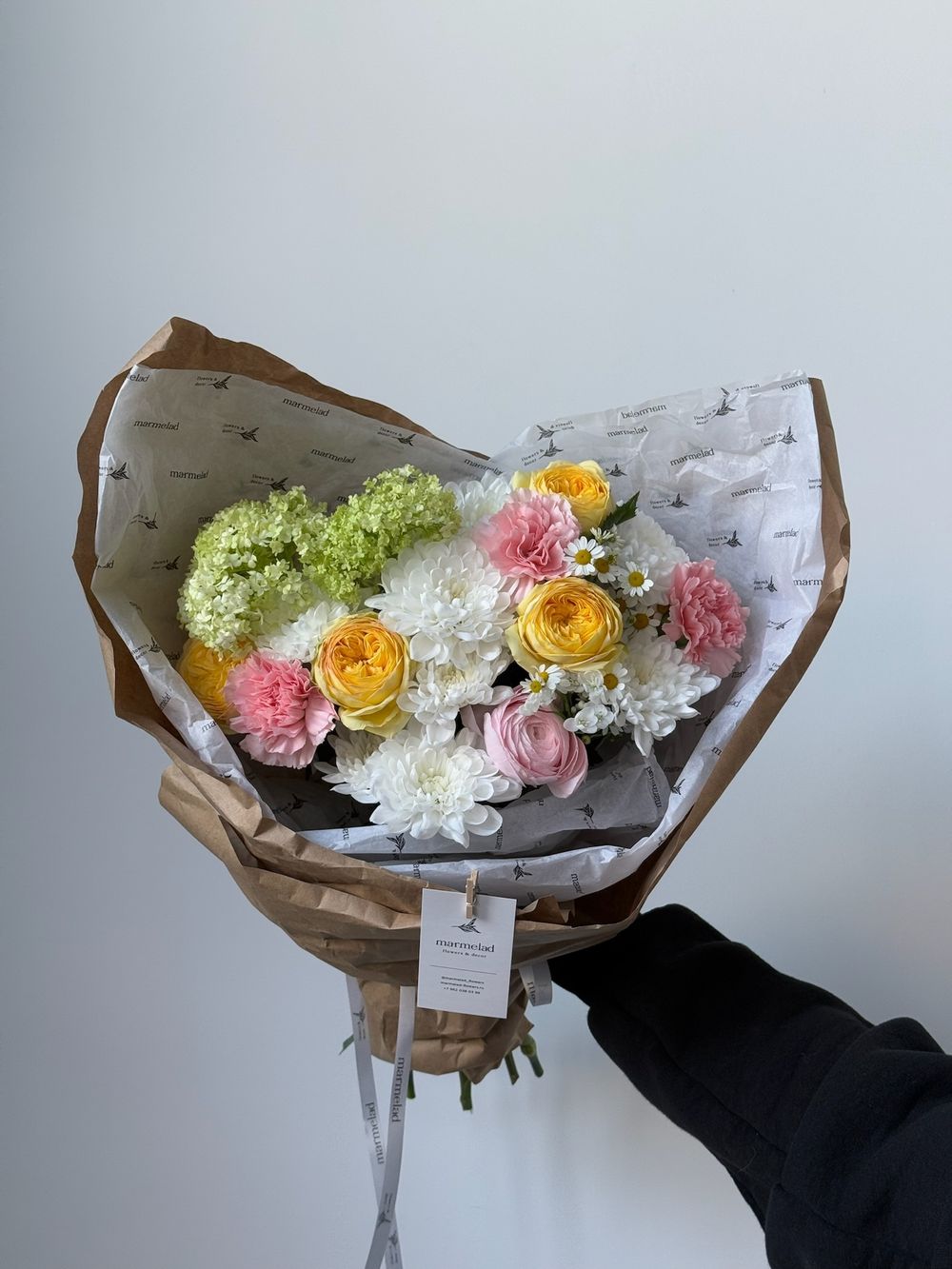 Букет сборный из кустовых пионовидных роз, ромашки, вибурнума и диантусов