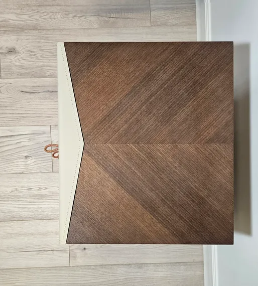 Тумбочка-столик Teorema, бежевая экокожа, шпон ореха