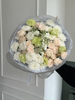 Букет из хризантемы, кустовой пионовидной розы, диантусов в зеленом оттенке и маттиолы