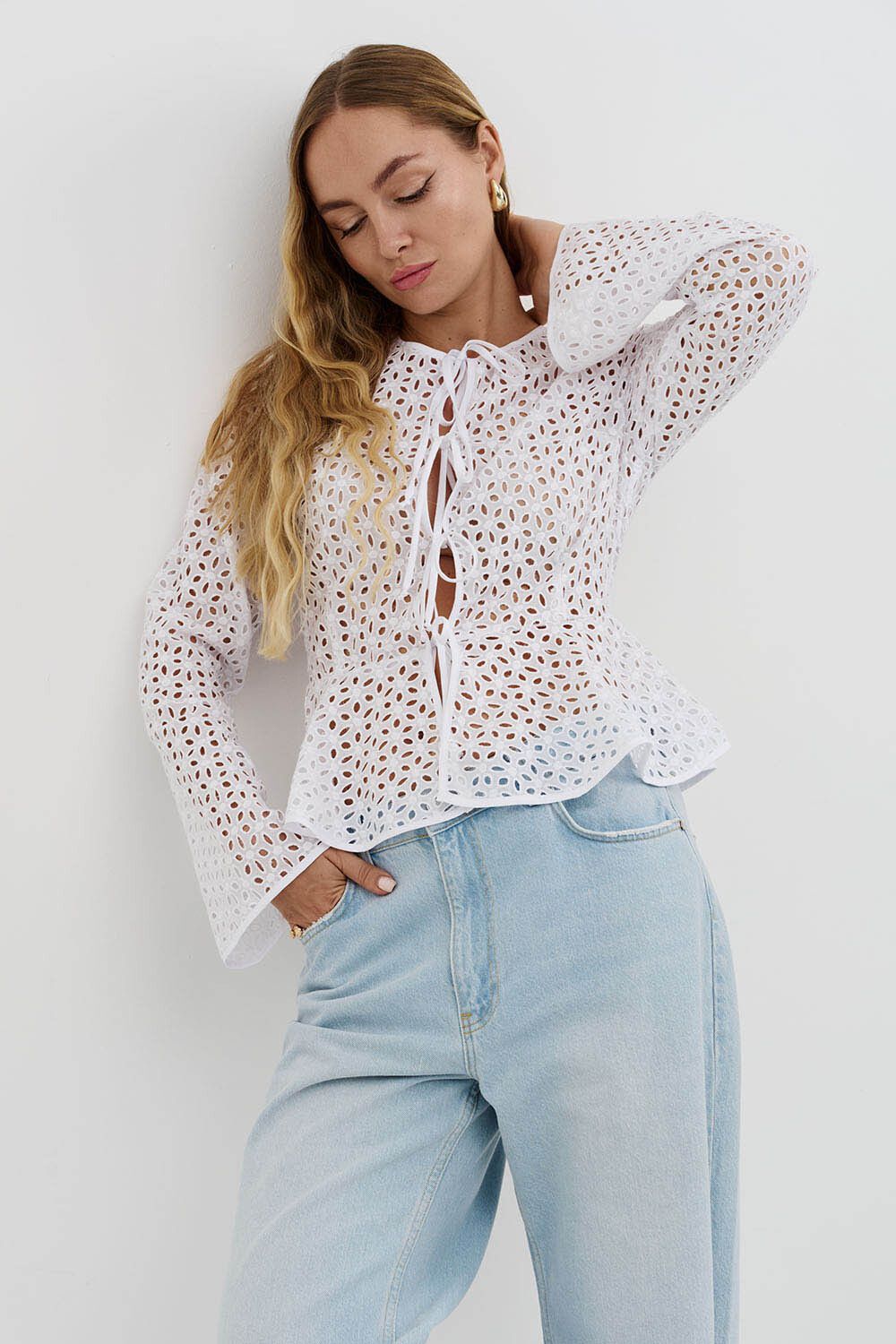 Блуза из шитья на завязках с баской белого цвета