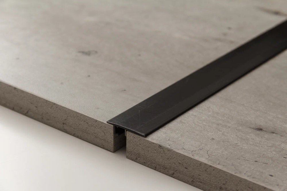 Алюминиевый порог для пола НЕПЛИНТУС UL25X6-03 Черный 25х6х2000 мм