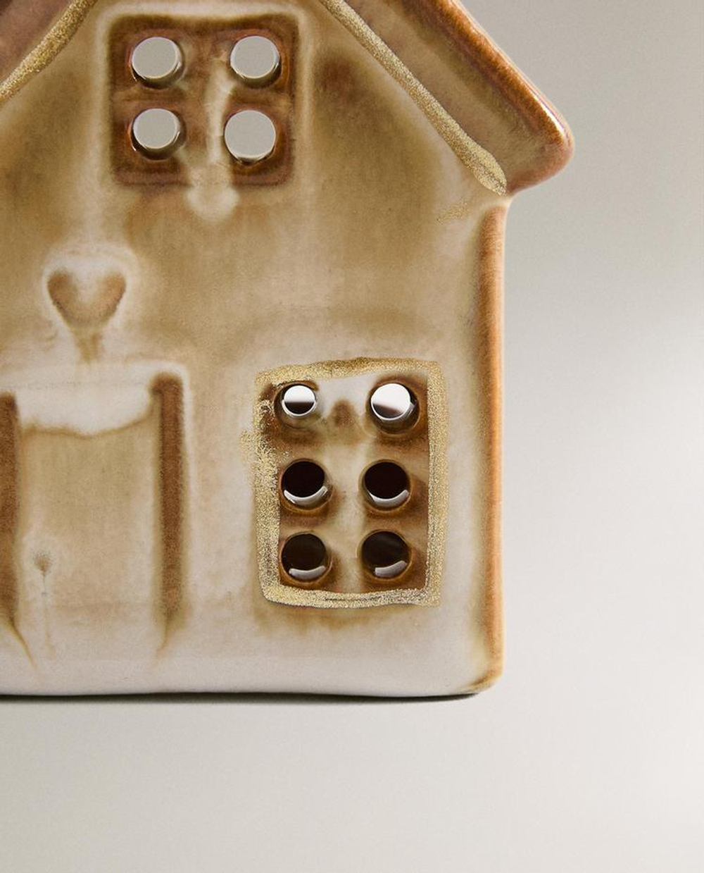 ZARA HOME КЕРАМИЧЕСКИЙ РОЖДЕСТВЕНСКИЙ ПОДСВЕЧНИК В ФОРМЕ ДОМИКА С СЕРДЕЧКОМ, КОРИЧНЕВЫЙ