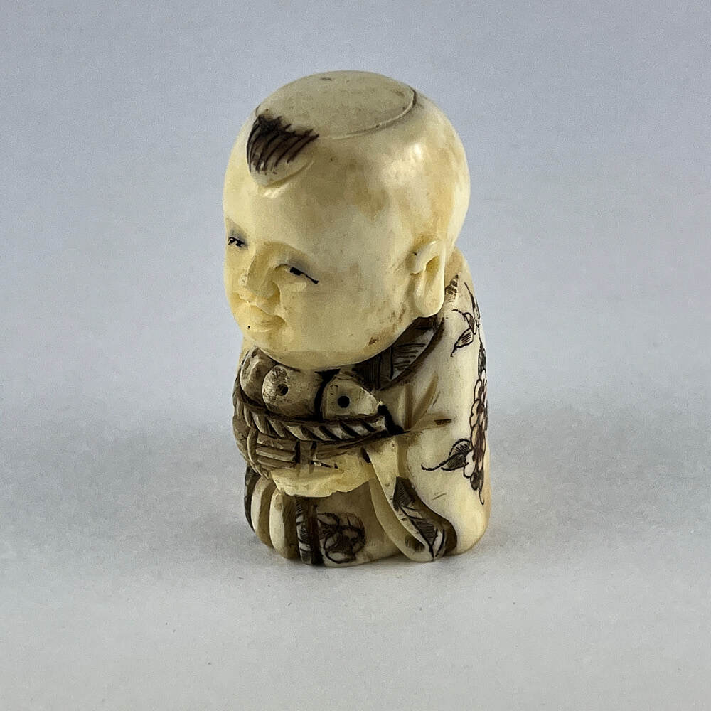 Статуэтка нэцкэ Ребенок Карако с рыбой