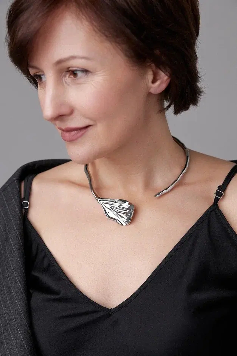 Колье-обруч Flora Belissima ассиметричный плоский лепесток, оттенок серебро