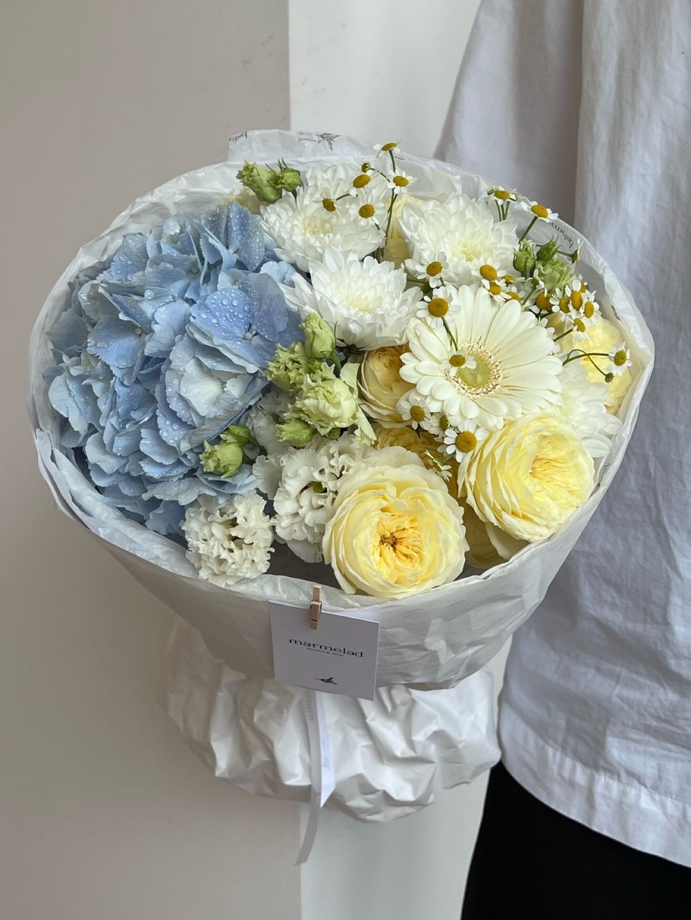 Сборный букет из гортензии,кустовой пионовидной розы, герберы и ромашки