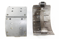 Колодка барабанного тормоза китайский мост HanDe DH7131.200хх 16 тонн, а/м  SHAANXI F3000, КАМАЗ (заднего моста автобус) (1шт./ ширина 220 мм./ с роликом / 8+10 отверстий разные накладки/ литая/ DZ9112340060) Набережные челны