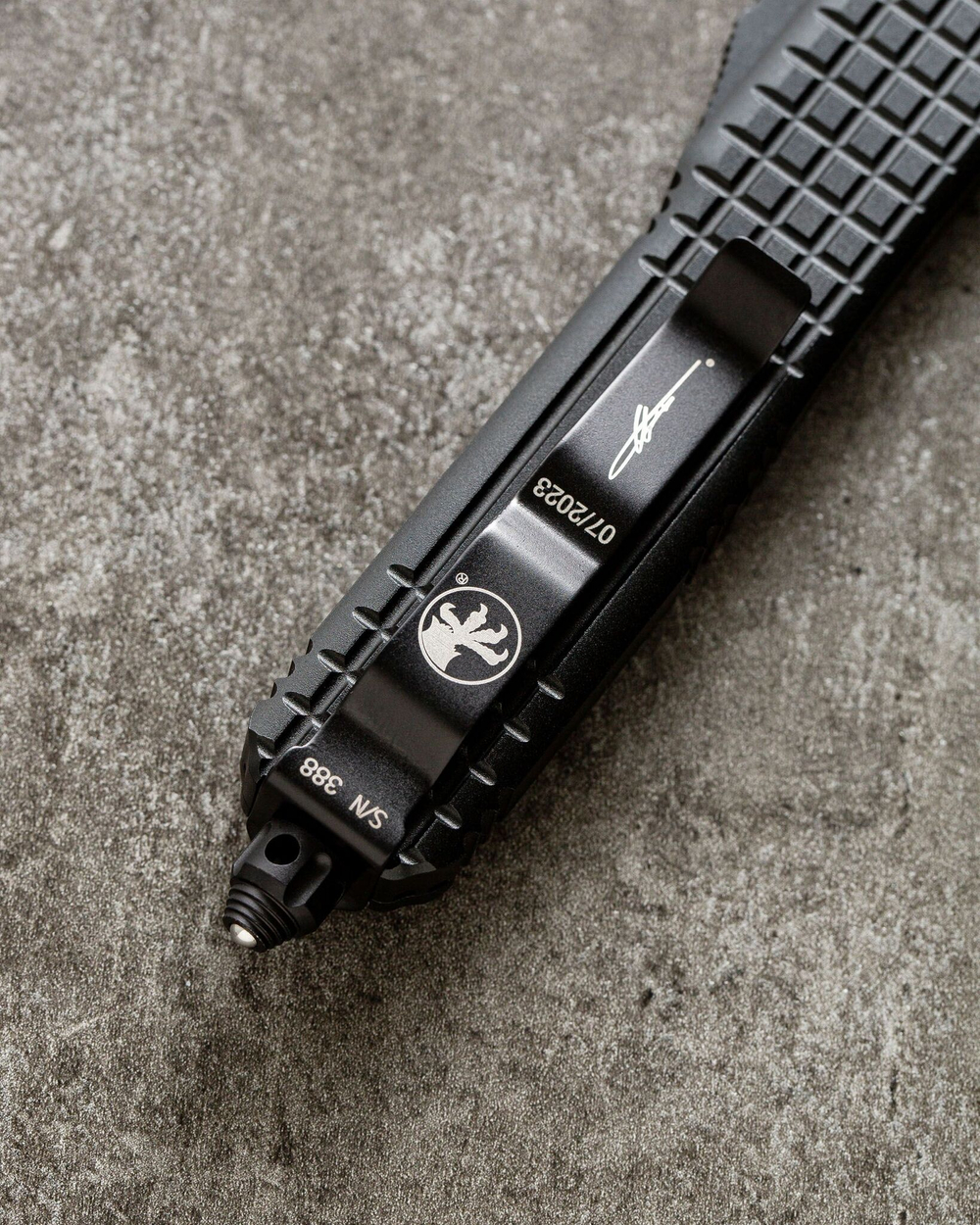 Автоматический складной нож Microtech Ultratech Delta Frag Fluted Tanto DLC Nickel Boron Signature Series VG-10 123D-1NB (черный-черный)