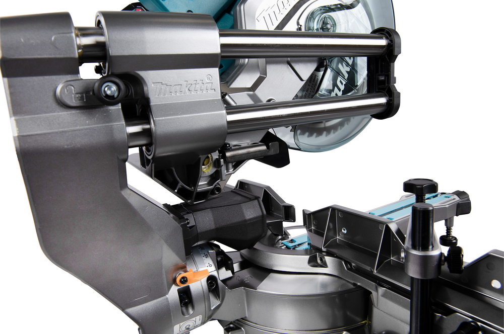 Аккумуляторная торцовочная пила Makita LS002GZ01