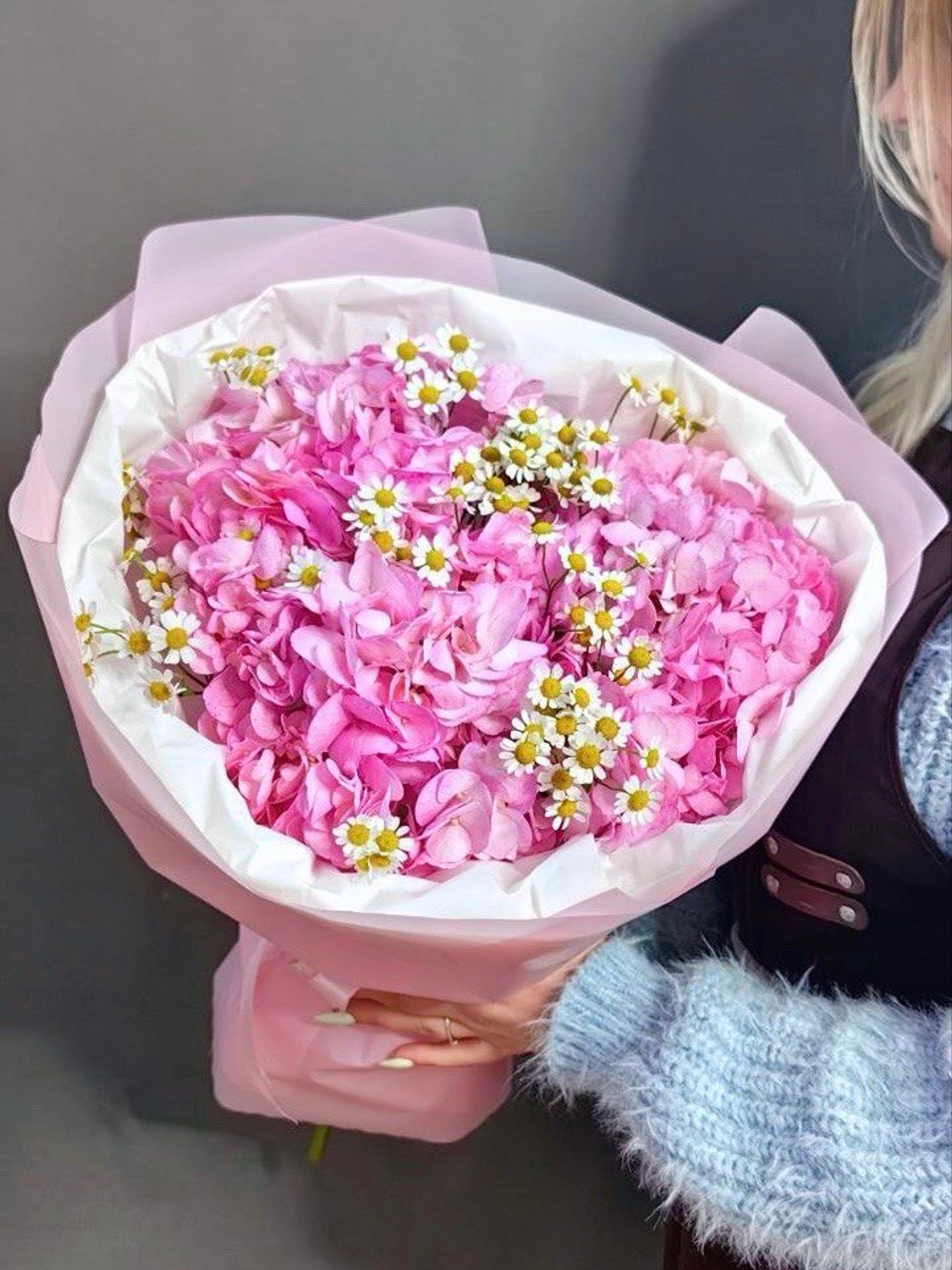 Дуо-букет с розовыми гортензиями и ароматными ромашками