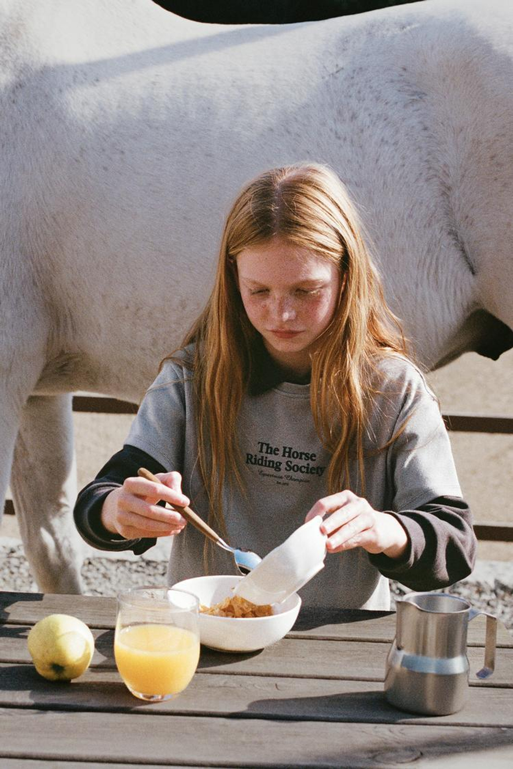 ZARA ФУТБОЛКА ДЛЯ ВЕРХОВОЙ ЕЗДЫ С РЕЛЬЕФНЫМ ТЕКСТОМ, СЕРЫЙ