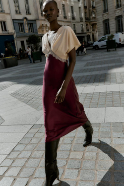 ZARA АТЛАСНОЕ ПЛАТЬЕ МИДИ С КОМБИНИРОВАННЫМ КРУЖЕВОМ, БУРГУНДИ