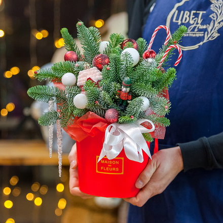 Новогодняя композиция в красном оформлении с нобилисом