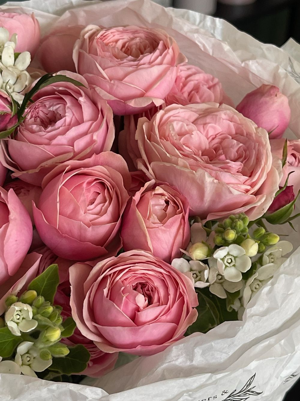 Букет из кустовой пионовидной розы и белых незабудок