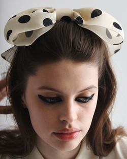 Молочный бант из органзы в горошек