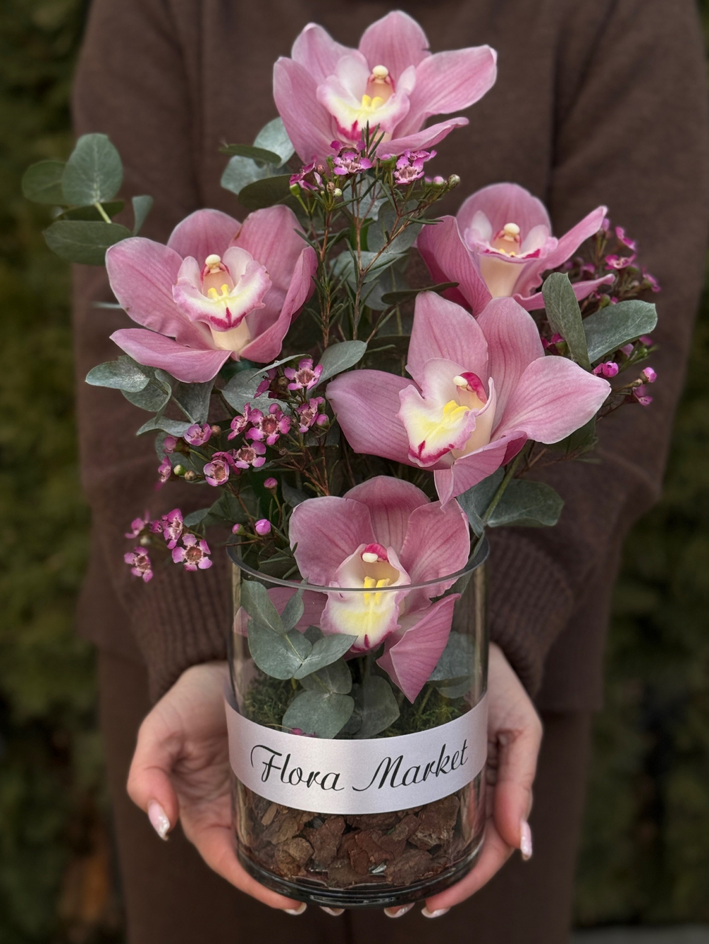 Композиция в стеклянной вазе из орхидей цимбидиума, эвкалипта и декора от Флора Маркет