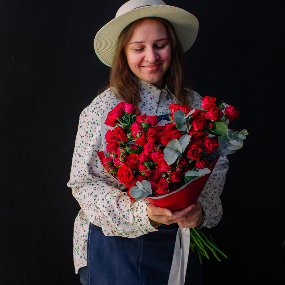 45. Страстный алый букет из кустовых роз и эвкалипта