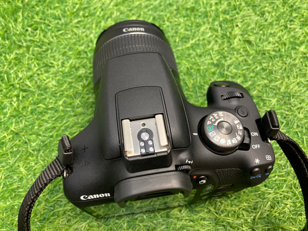 Canon 2000D Kit 18-55mm 3.5-5.6 III 850 кадров