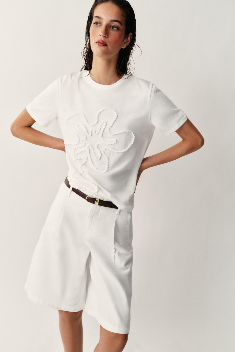 ZARA ФУТБОЛКА С ОБЪЕМНЫМИ ЦВЕТАМИ, БЕЛЫЙ