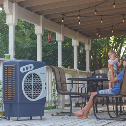 Охладитель Honeywell CL60PM в интерьере на террасе