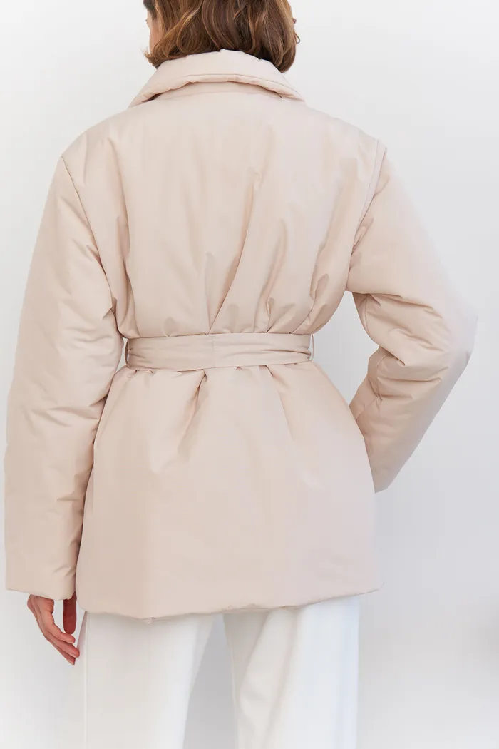 Куртка-пиджак на поясе цвета экрю