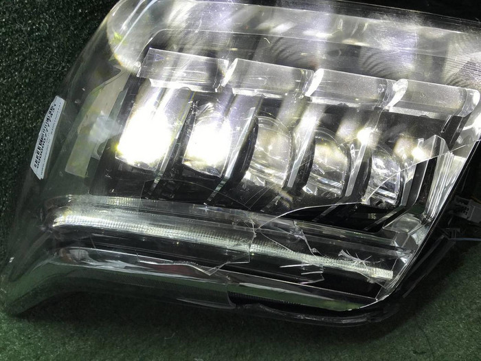 Битая Фара правая Cadillac Escalade 4 (14-20) LED