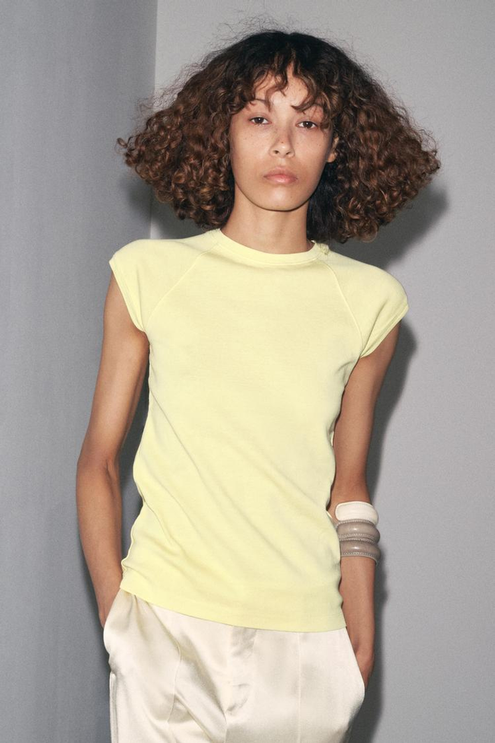 ZARA ФУТБОЛКА ИЗ ХЛОПКА С ЭФФЕКТОМ ПОТЕРТОСТИ, ЖЕЛТЫЙ