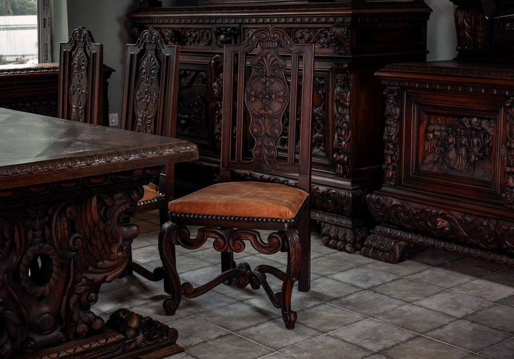 Антикварный комплект в стиле Ренессанс