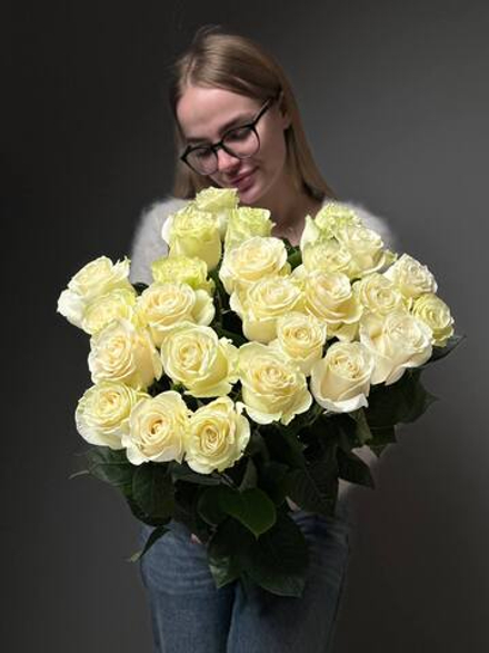 Букет из 25 белых роз под ленту