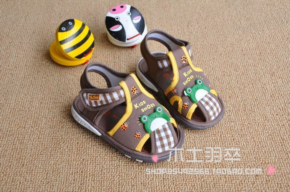 Сандалии на липучках с аппликацией в виде лягушки