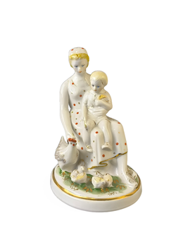 Фарфоровая статуэтка "Мама с ребенком, кормящая кур" Чудово