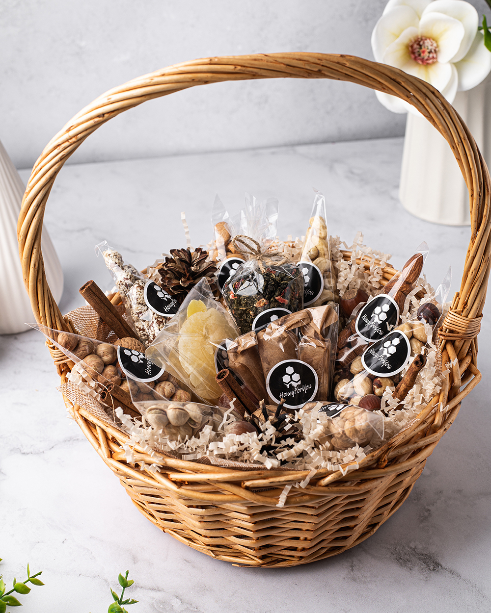 Подарочная корзина с орехами и сухофруктами