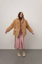 Бежевая шуба с накладными карманами